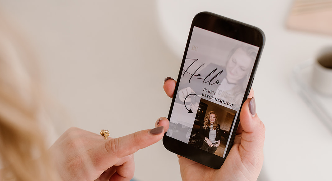 Social media manager bij Bosman Creations met mobiel | Persoonlijk contact en creatieve content